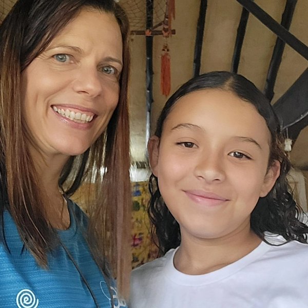Karina Villasmil junto a una adolescente en un encuentro Avataria